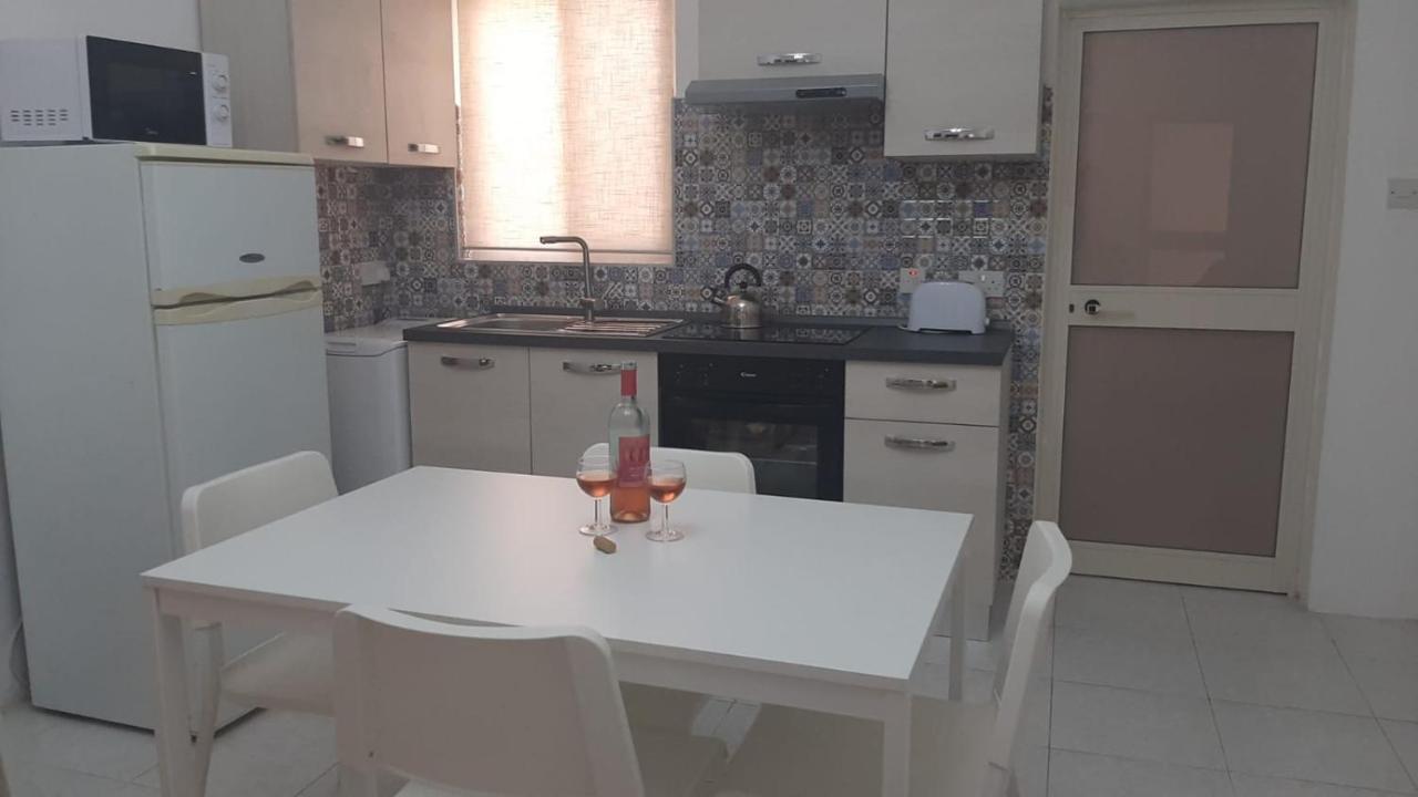Your Basic Lodging Gozo Marsalforn Εξωτερικό φωτογραφία